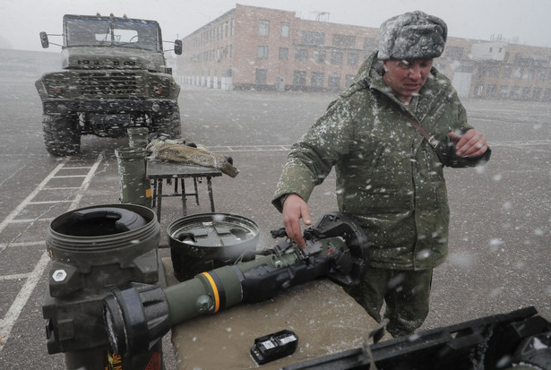 Ługańscy separatyści przy zdobycznej ukraińskiej broni