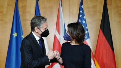 German Foreign Minister Annalena Baerbock (R) greets US Secretary of State Antony Blinken for talks at the Foreign Oce on January 20, 2022 in Berlin, Germany