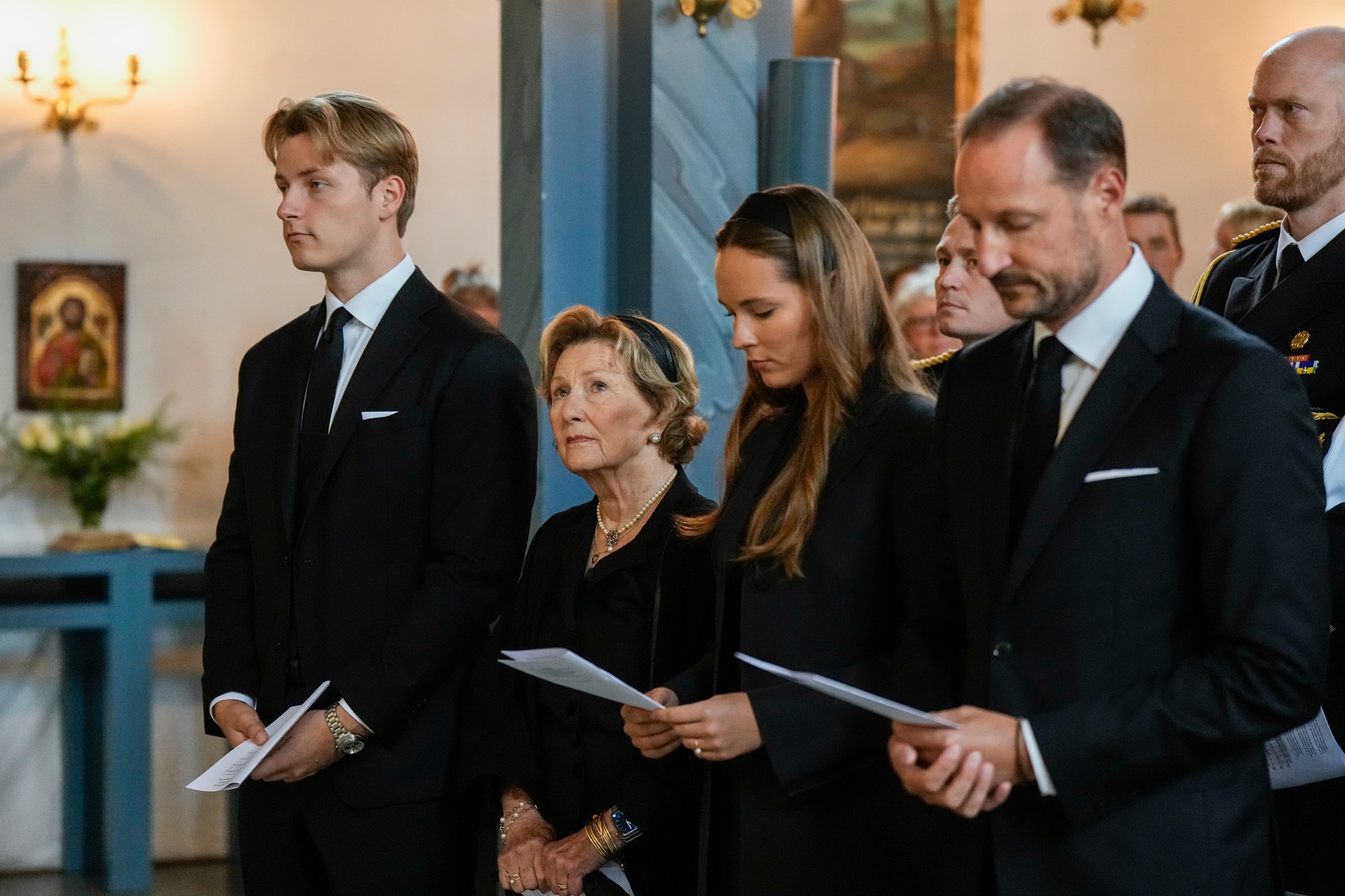 Sprava nový nórsky kráľ Haakon VIII., princezná Ingrid Alexandra, kráľovná Sonja a princ Sverre Magnus.