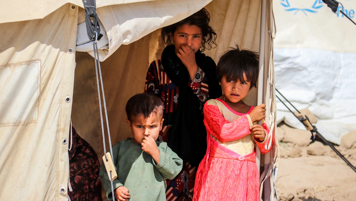 Afganistan. "Odurzam moje głodne dzieci lekami, żeby pomóc im zasnąć"
