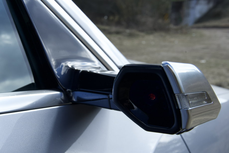 Brak standardowych lusterek korzystnie wpływa na generowanie niższych oporów powietrza przez Audi e-tron Sportback. Wymaga jednak przyzwyczajenia. 