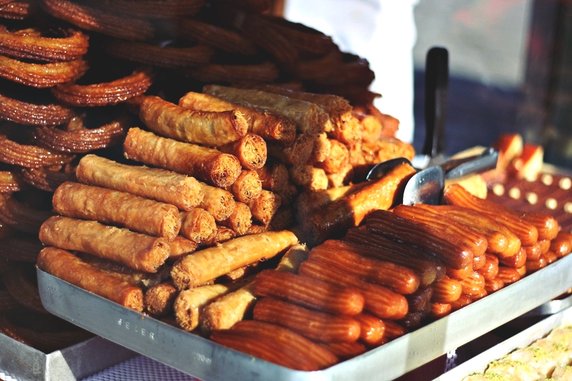 Halka tatlısı lub kerhanem tatlısı. To ciasto smażone na głębokim tłuszczu i zalane, jak wszystko, syropem z cukru. Są tanie i mają dużo kalorii!