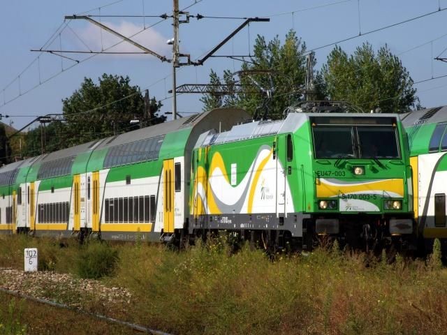 TRAXX - seria lokomotyw kanadyjskiego Bombardiera oferowanych w wersjach do wyboru-do koloru: elektrycznych, spalinowych i hybrydowych, do prowadzenia pociągów towarowych i pasażerskich oraz w wersji jedno- albo wielosystemowych. Pudła i ramy wózków tych lokomotyw produkowane są w zakładach Bombardiera we Wrocławiu (dawny Pafawag). W Polsce otrzymały oznaczenie EU43 i EU47. Używają ich m.in. Lotos Kolej, Koleje Śląskie, PKP Cargo, PKP Intercity i Pol-Miedź Trans. Koleje Mazowieckie mają 11 lokomotyw TRAXX w wersji push-pull - pod nazwą Hetman - które służą do ciągnięcia i pchania wagonów piętrowych (to słynne piętrusy, które nie zmieściły się do tunelu średnicowego w Warszawie po jego remoncie w 2008 r. przez PKP Polskie Linie Kolejowe).