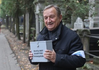 Kwesta na Starych Powązkach w Warszawie: Pieniądze zbierali aktorzy, politycy, dziennikarze [GALERIA]