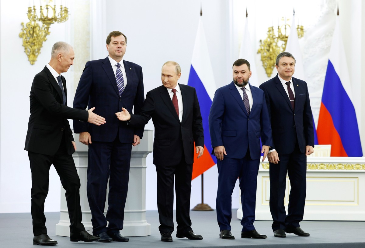 Prezydent Rosji z przedstawicielami okupacyjnych administracji na Kremlu. Od lewej: Wołodymyr Saldo (Chersoń), Jewhen Bałycki (Melitopol, obwód zaporoski), Władimir Putin, Denys Puszylin (Donieck), Łeonid Pasicznyk (Ługańsk)