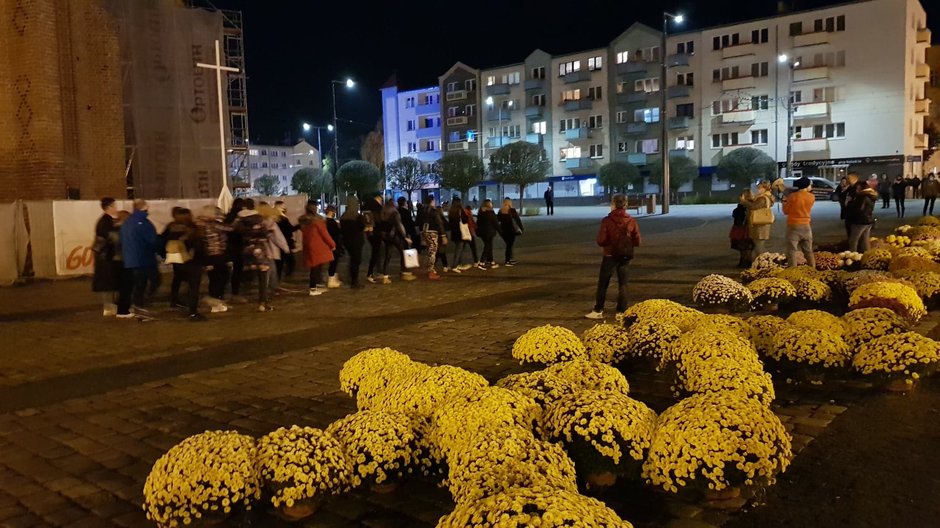 Młodzież tańcząca poloneza na Starym Rynku w Gorzowie