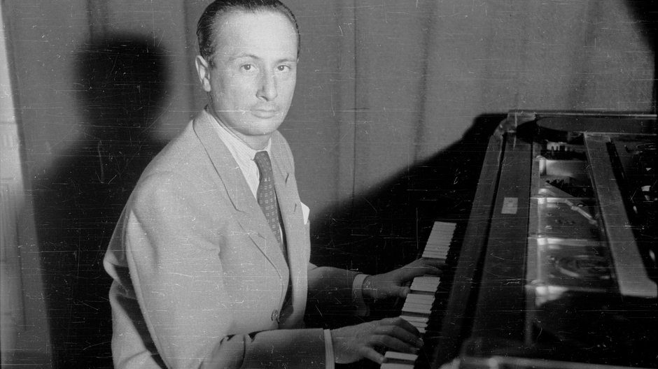 Kompozytor, pianista Władysław Szpilman w siedzibie rozgłośni Polskiego Radia