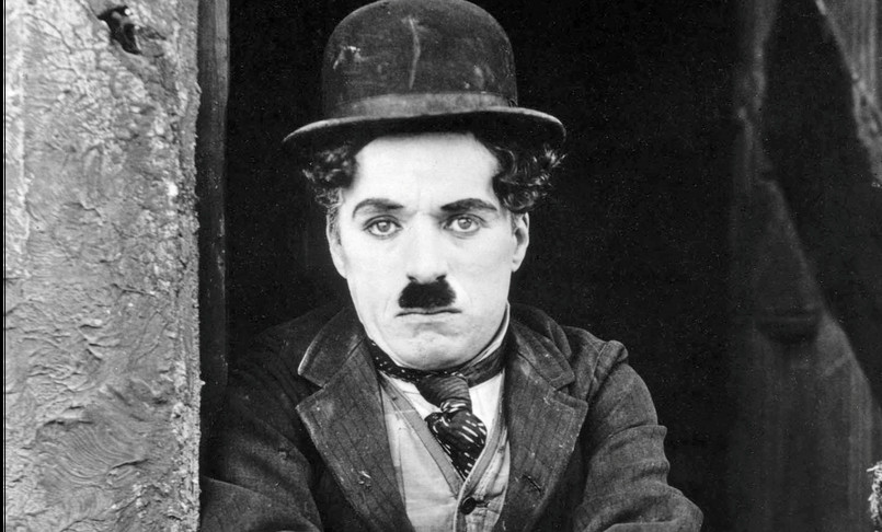 Charlie Chaplin i Jackie Coogan w filmie „Brzdąc" (1921)