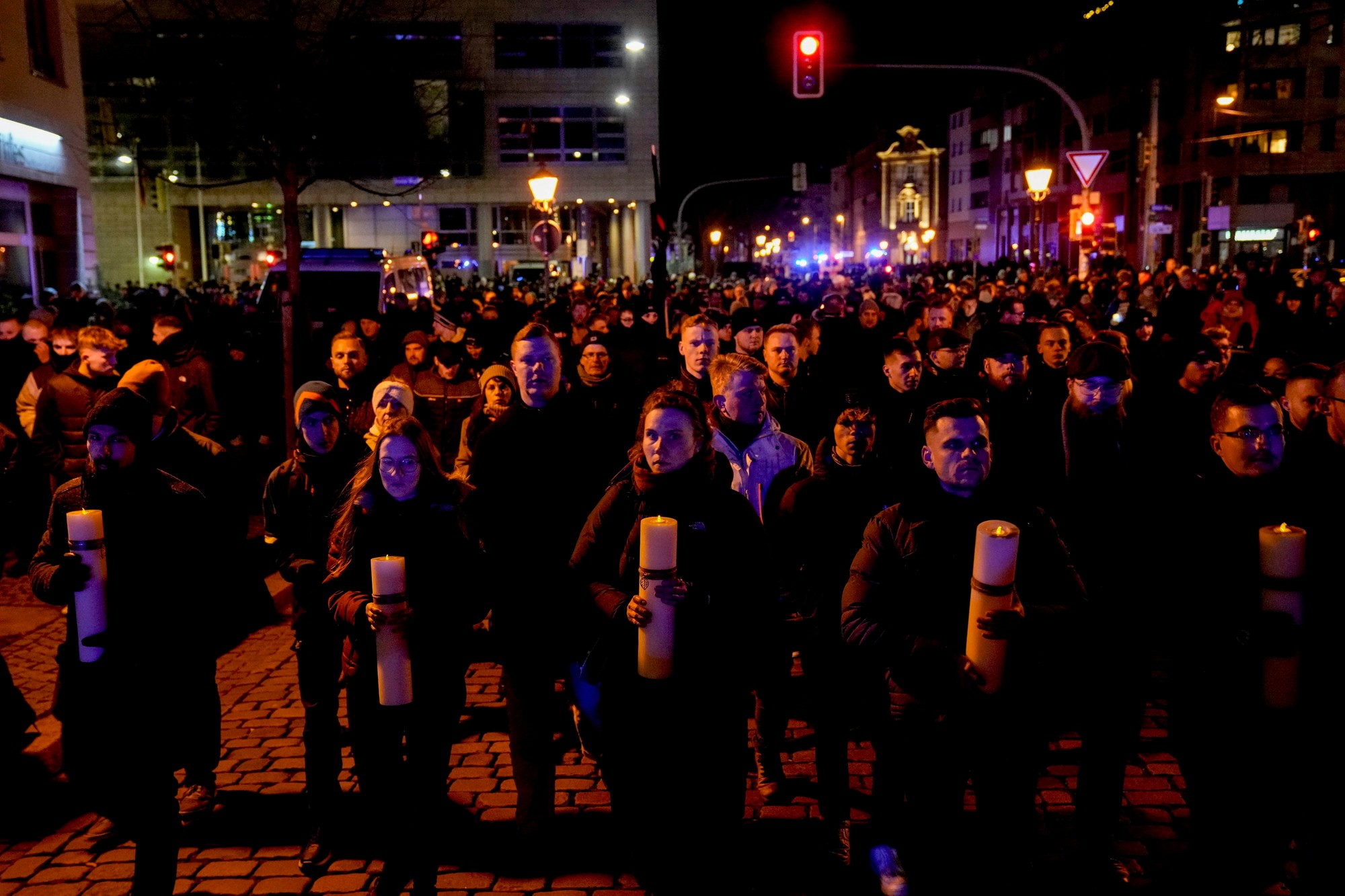 Stovky ľudí vytvorili v Magdeburgu živú reťaz na pamiatku obetí piatkového útoku autom na vianočné trhy v tomto nemeckom meste.