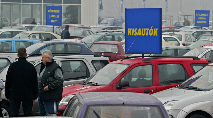 Mi történik, ha hiba van a megvásárolt használt autóban? / Illusztráció: Czerkl Gábor