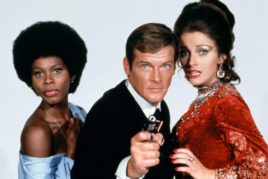 Roger Moore jako James Bond, Gloria Hendry jako Rosie Carver i Jane Seymour jako Solitaire w filmie "Żyj i pozwól umrzeć"