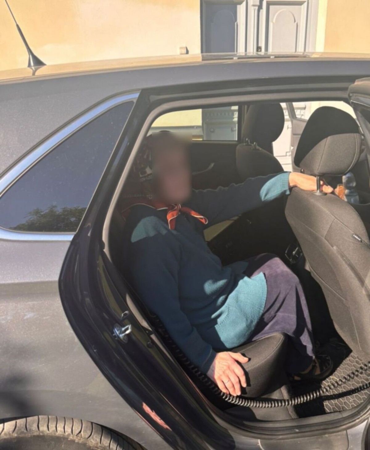 Zauważyli ją na ulicy. Szła w grubym swetrze i chuście. Od razu było wiadomo, że coś jest nie tak
