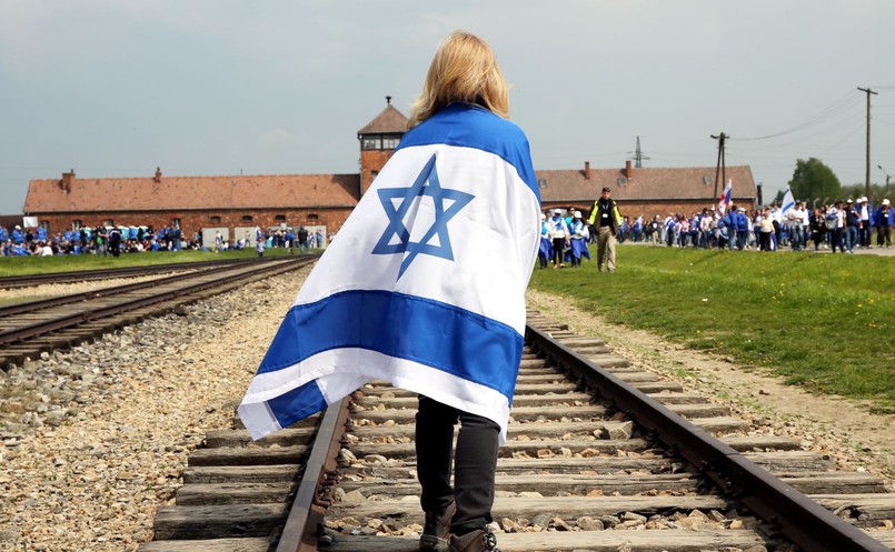 Uczestnicy, wśród których szedł m.in. minister sprawiedliwości Izraela Ayelet Shaked, wyruszyli spod historycznej obozowej bramy głównej z napisem "Arbeit macht frei". Sygnałem do wymarszu był dźwięk szofaru, baraniego rogu pasterskiego, którego Żydzi używają podczas ważnych świąt. Kilka tysięcy osób maszerowało do byłego obozu Auschwitz II-Birkenau, na teren którego wejdą przez bramę główną. W 1944 r. przejeżdżały przez nią dziesiątki transportów z Żydami skazanymi na zagładę.