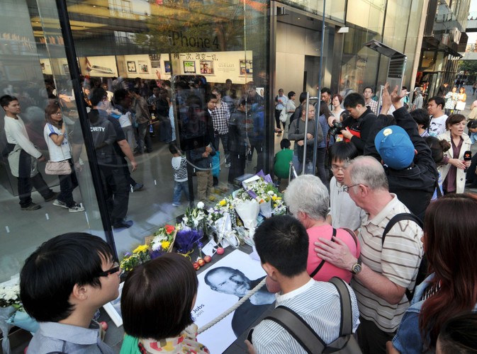 Tłumy ludzi oddają hołd Jobsowi pod sklepem Apple'a w Pekinie