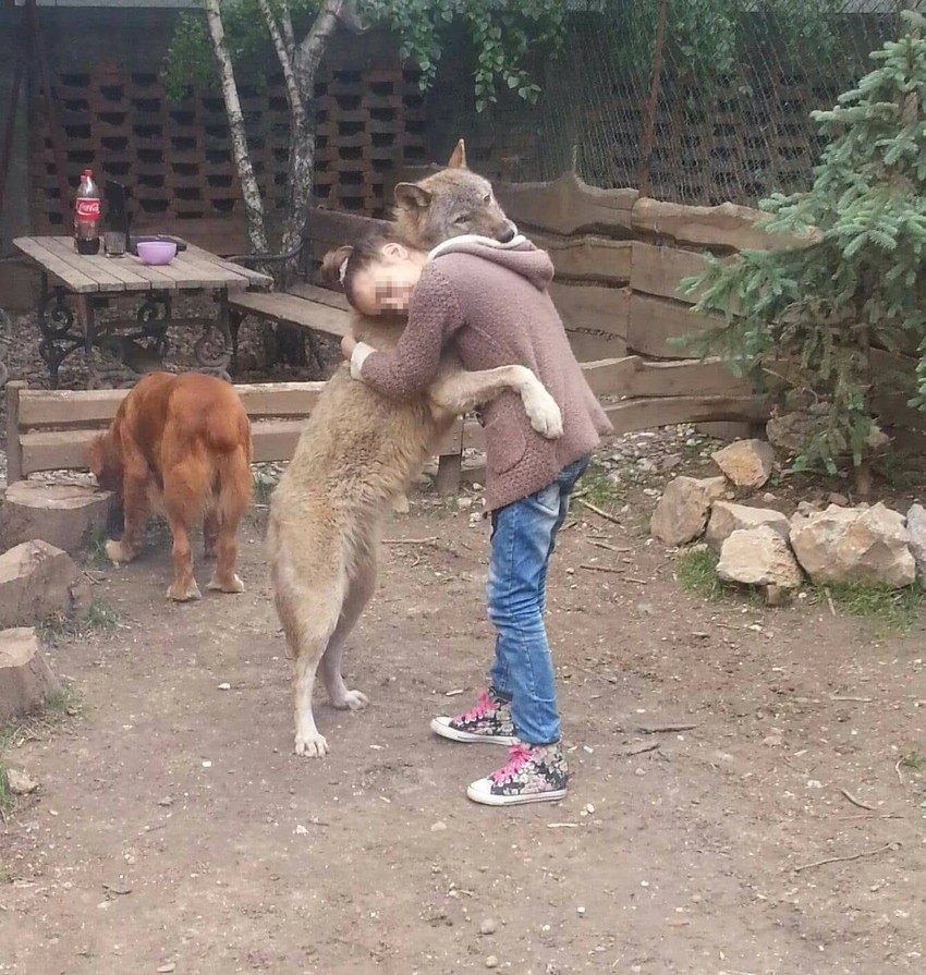 Coka sa ćerkom V.S. u dvorištu