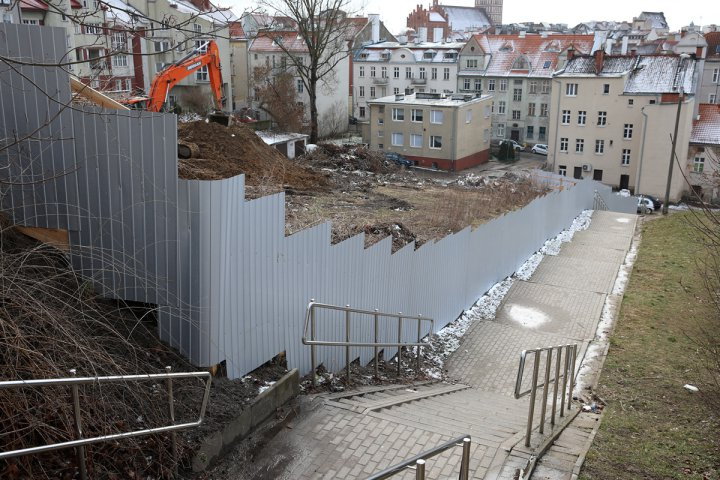 Apartamentowiec między kamienicami w Śródmieściu Olsztyna. Pomimo protestów, ruszyły roboty [ZDJĘCIA]