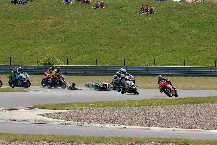 Tomek Kędzior, jadąc na 4. pozycji wywrócił się...