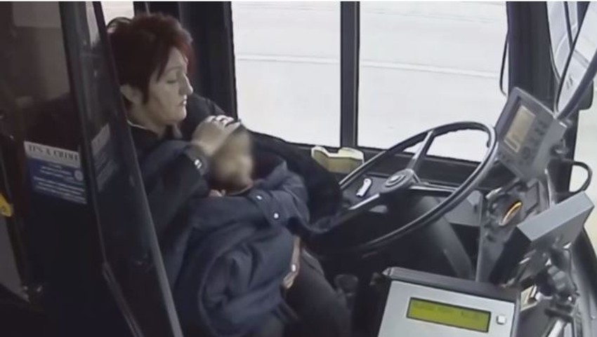 Jedna od putnica je dala svoju jaknu, pa su dete umotale u nju