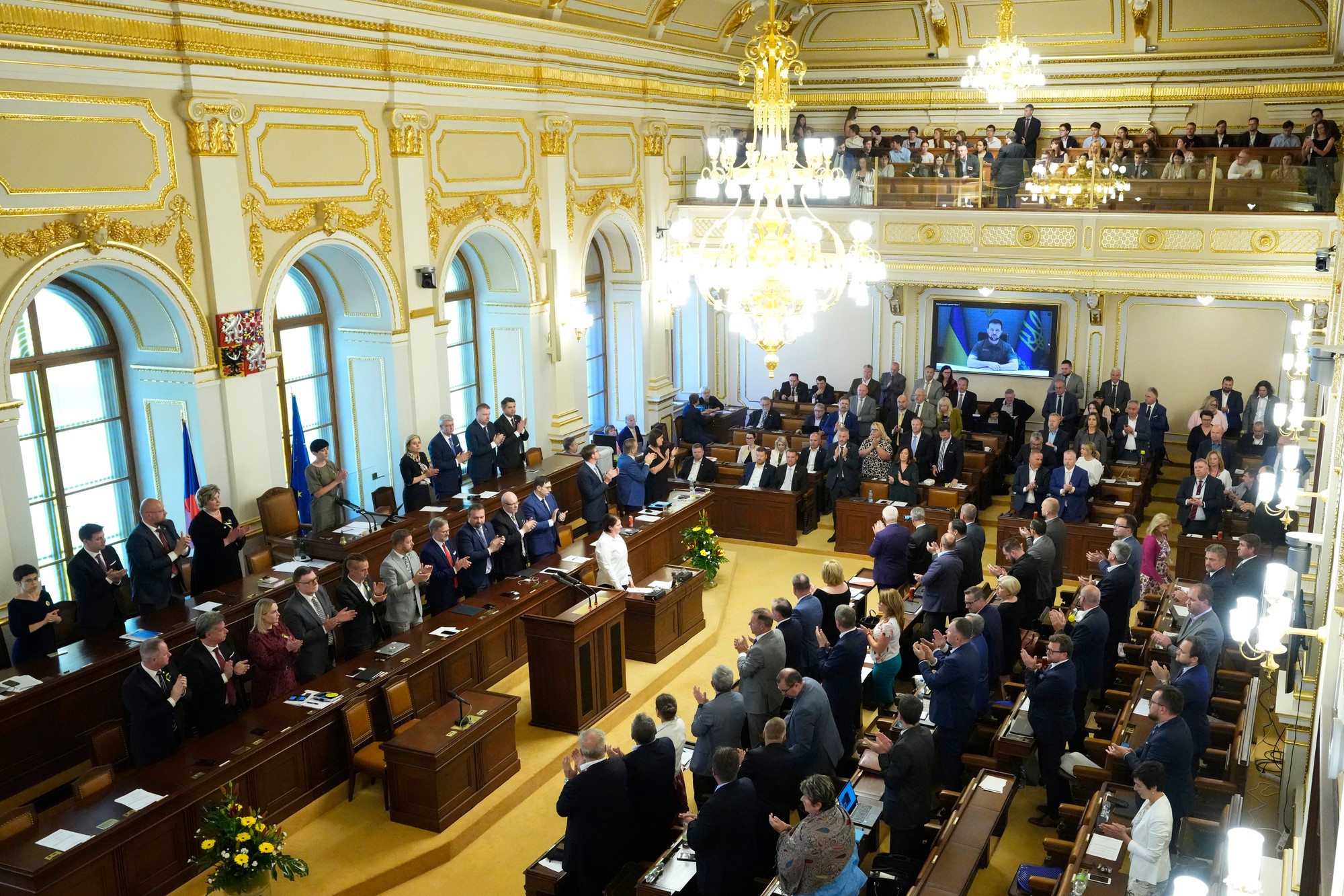 Ukrajinský prezident Volodymyr Zelenskyj vystupuje  prostredníctvom videokonferencie v parlamente v Prahe.