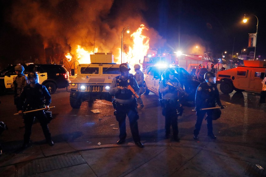 U Los Anđelesu je zapaljen autobus, nakon čega je policija morala da napravi barikade kako bi vatrogasci mogli da ugase vatrenu stihiju.