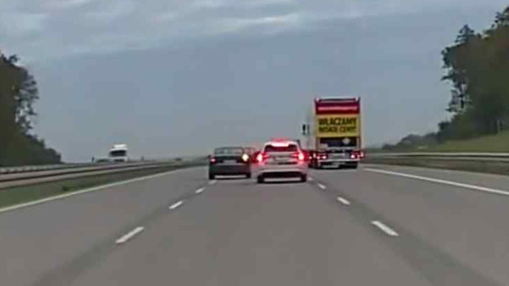 Groźna sytuacja na autostradzie A1, której efektem mógł być taki sam wypadek, jak ten, w którym spłonęła rodzina Źródło: Facebook/Bandyci drogowi
