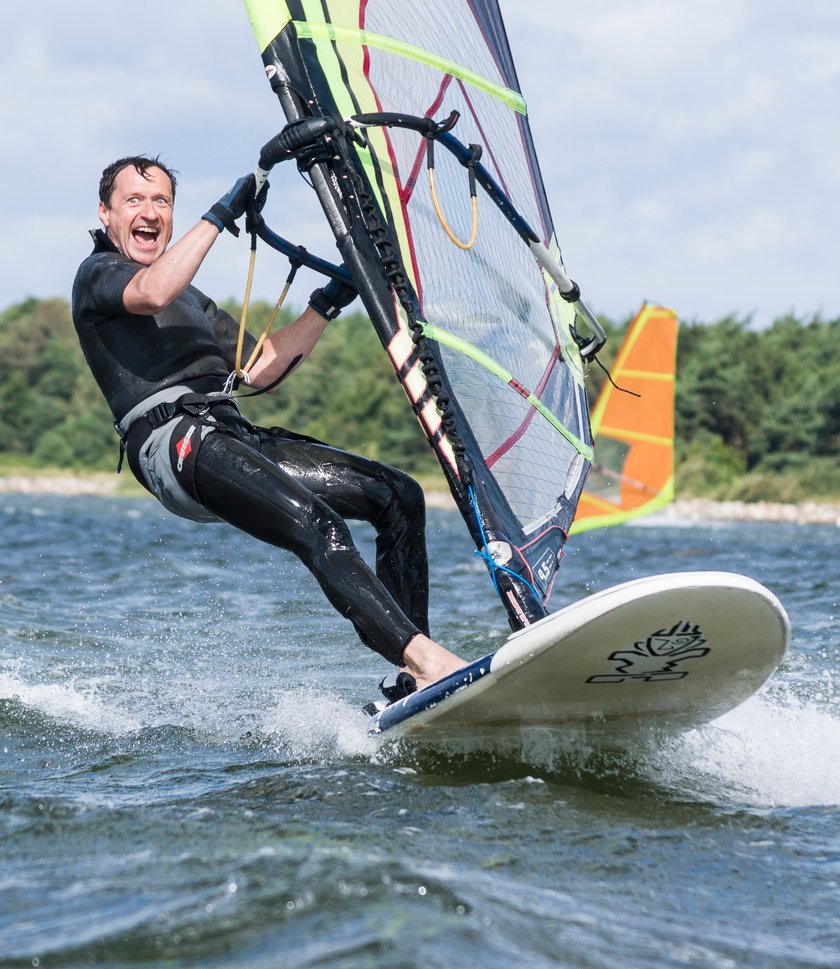 Jacek Kawalec uprawia windsurfing