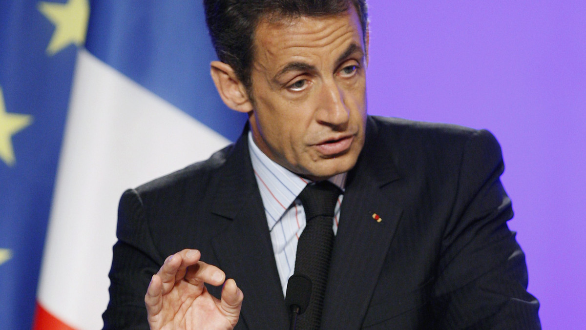 Słowa Nicolasa Sarkozy'ego, który radził unijnej komisarz Viviane Reding, by zabrała Romów do swego kraju - Luksemburga, wywołały reakcję ministra spraw zagranicznych tego państwa Jeana Asselborna. Zarzucił on prezydentowi Francji nieżyczliwość.