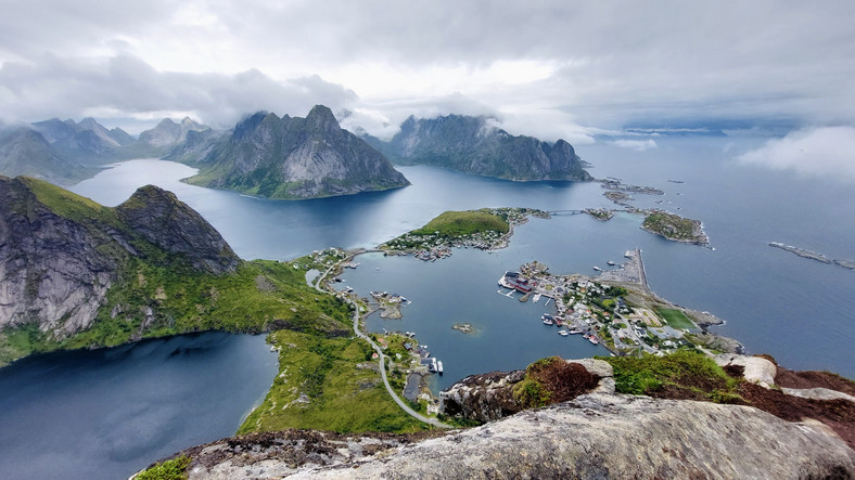 Panorama, która rozpościera się z Reinebringen, jest jedną z wizytówek Norwegii