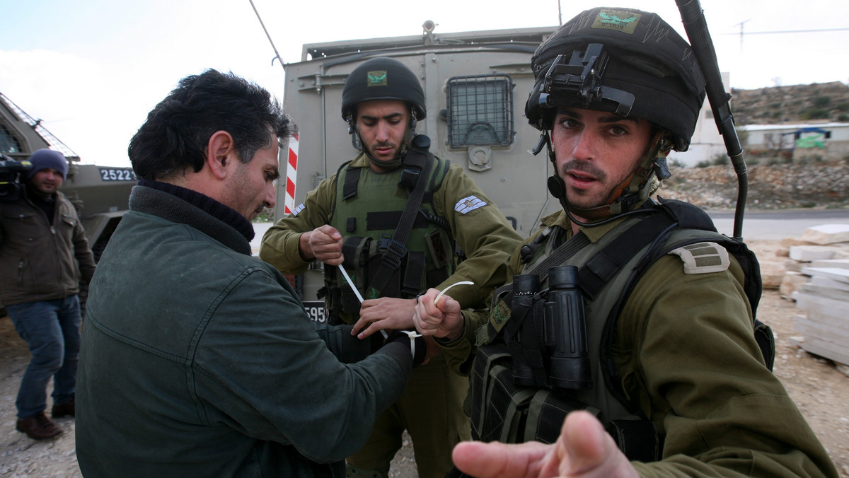 Premier Izraela Benjamin Netanjahu wezwał dzisiaj podległe mu służby do zdecydowanych działań w celu ukarania radykalnych osadników żydowskich, którzy zaatakowali żołnierzy oraz dokonali zniszczeń w bazie wojskowej koło Nablusu na Zachodnim Brzegu.