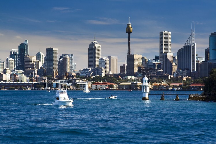 Sydney – jest największym australijskim miastem. Jest wiodącym ośrodkiem finansowym, handlowym, transportowym i kulturalnym w Australii. Jest również jednym z najchętniej odwiedzanych przez turystów miast w Australii. Jednak nie jest stolicą, którą jest miasto Canberra leżąca ok. 300 km od Sydney.