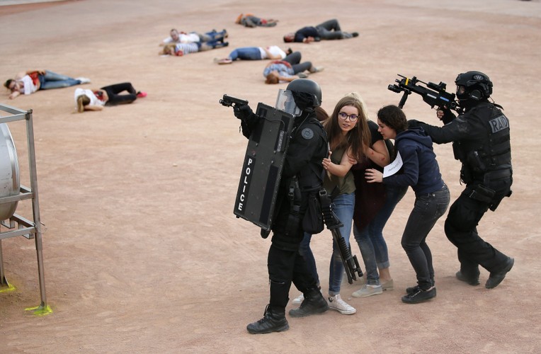 Nie tylko piłkarze trenują przed Euro 2016. Antyterroryści w pełnej gotowości