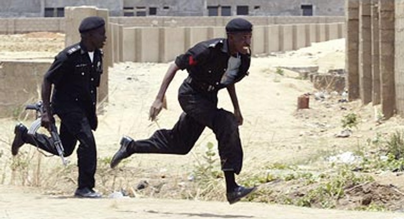 Policemen escape lynching after land speculator raises false kidnap alarm