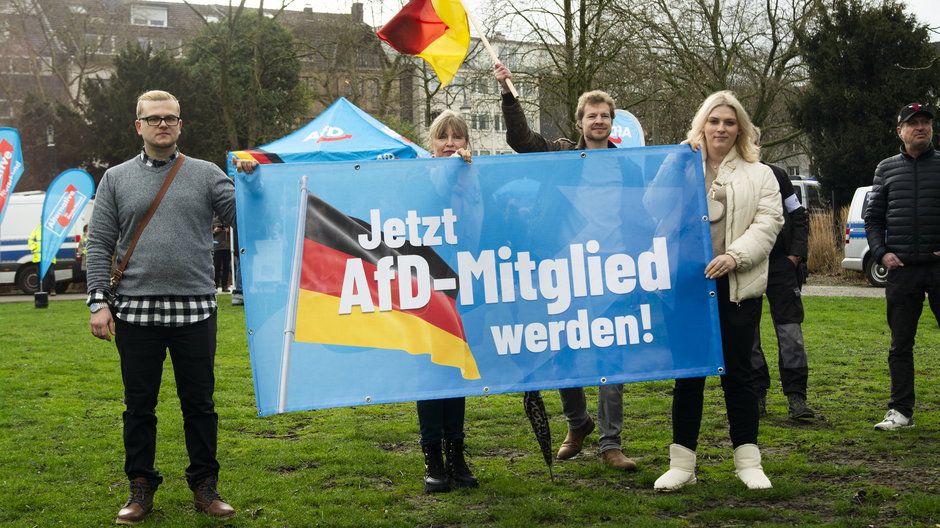 Zwolennicy skrajnie prawicowej partii Alternatywa dla Niemiec (AfD) rekrutują nowych członków w Dusseldorfie, 16 marzec 2024 r.