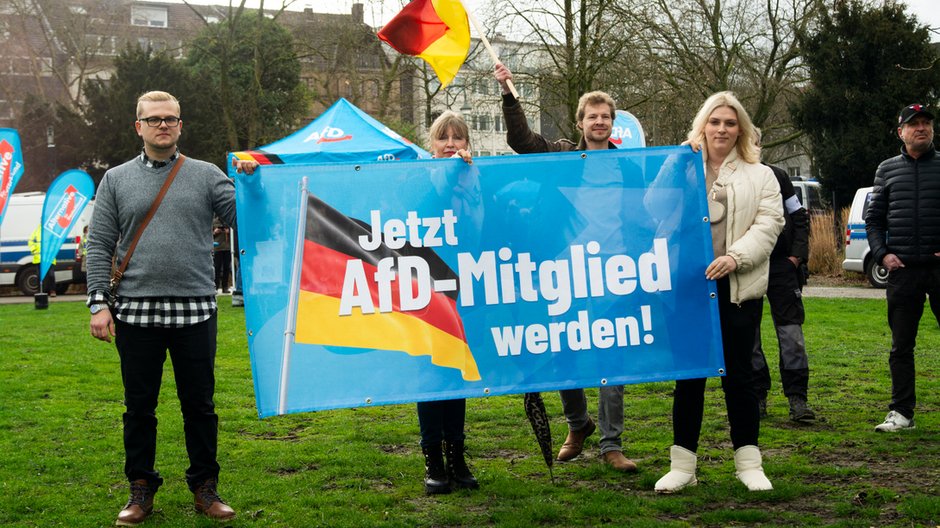 Zwolennicy skrajnie prawicowej partii Alternatywa dla Niemiec (AfD) rekrutują nowych członków w Dusseldorfie, 16 marzec 2024 r.