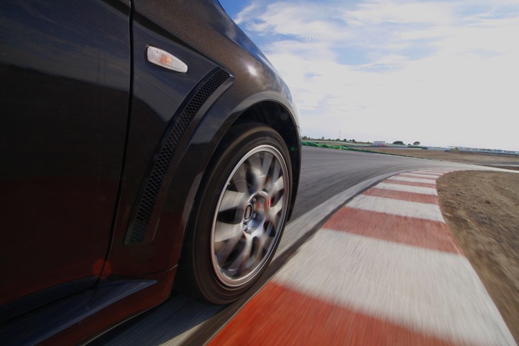 Ósma rano - tor Guadix Circuit. Evo prowadzi się jak po sznurku - niczym za sprawą nieczystych mocy