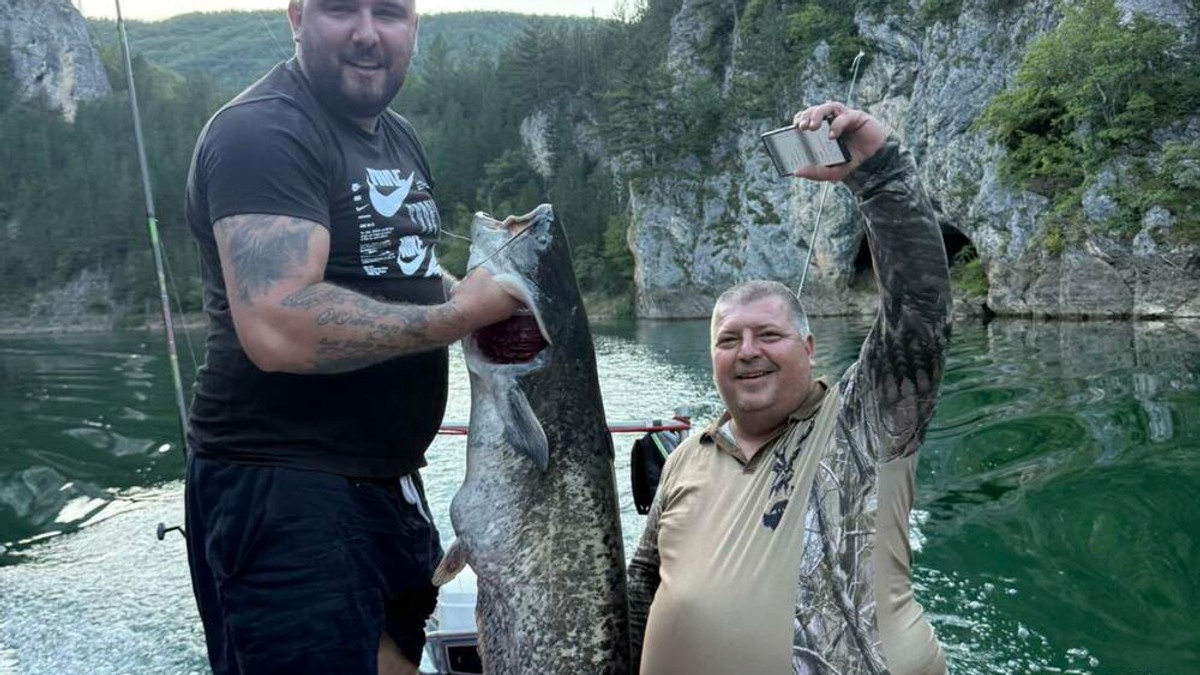 Som od 30 kilograma upecan u jezeru Otilovići kod Pljevalja