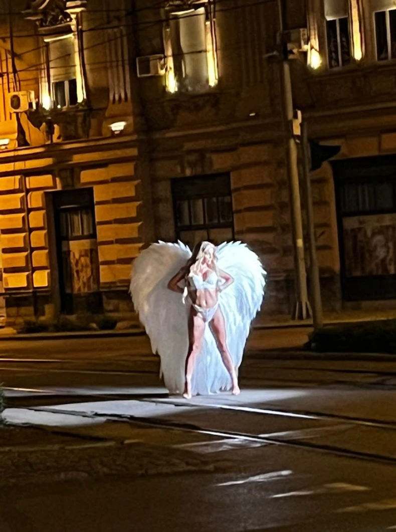 Teodora Džehverović šeta Beogradom u gaćama i brusu