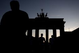 Nieoświetlona Brama Brandenburska w Berlinie. 1 września 2022 r. w Niemczech weszła w życie nowa ustawa o oszczędzaniu energii w całym kraju