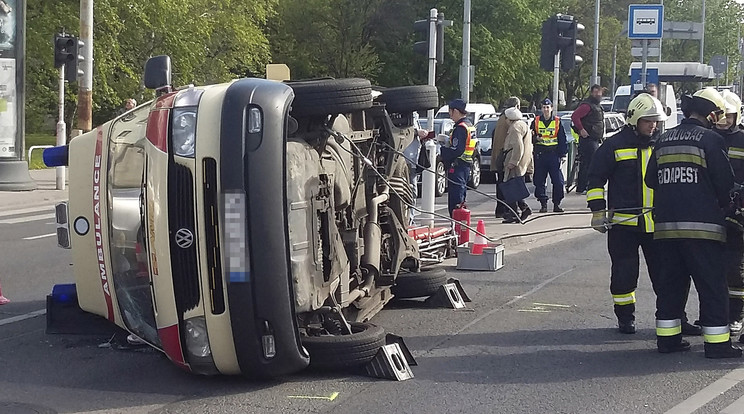 Felborult a mentőautó a balesetben /Fotó: MTI