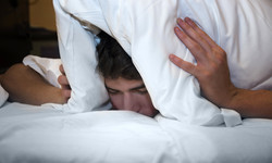 Jak oczyścić umysł z negatywnych myśli przed snem i szybko zasnąć?