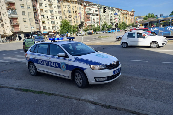 "NJIH 15-20 JE NAPALO MOG MLAĐEG BRATA" Dolores iz Novog Sada podelila apel na društvenim mrežama: "Završio je u bolnici sa teškim povredama" (VIDEO)