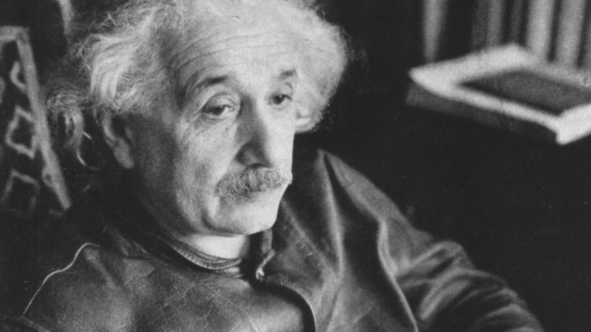 Na nowojorskiej aukcji wylicytowano odręcznie napisany list Alberta Einsteina. Historyczne dzieło sprzedano za rekordową kwotę 2,9 mln dol. To prawie dwa razy więcej, niż przewidywali eksperci. "Biblia to zbiór czcigodnych, ale wciąż dość prymitywnych legend" - pisał w drogocennym liście z 1954 roku noblista.