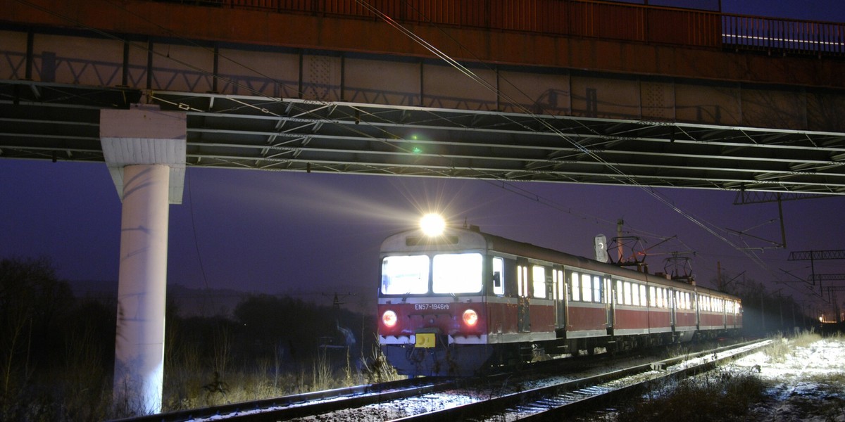 Pociągi w nocy z soboty na niedzielę będą przez godzinę stały na jednej stacji.