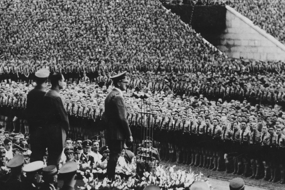 - Nacisti su vrbovali i decu, što se vidi na ovoj fotografiji iz 1938. godine, kada se Hitler obraća članovima Hitlerjugenda (Hitlerova omladina) u Nirnbergu | Foto: Topical Press Agency / Getty Images