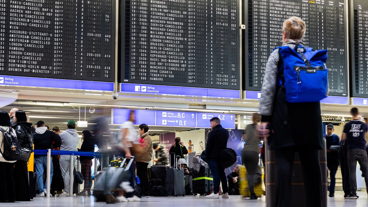Megbénult a légi közlekedés, kitört káosz a frankfurti repülőtéren: aktivisták ragasztották oda magukat a kifutópályához