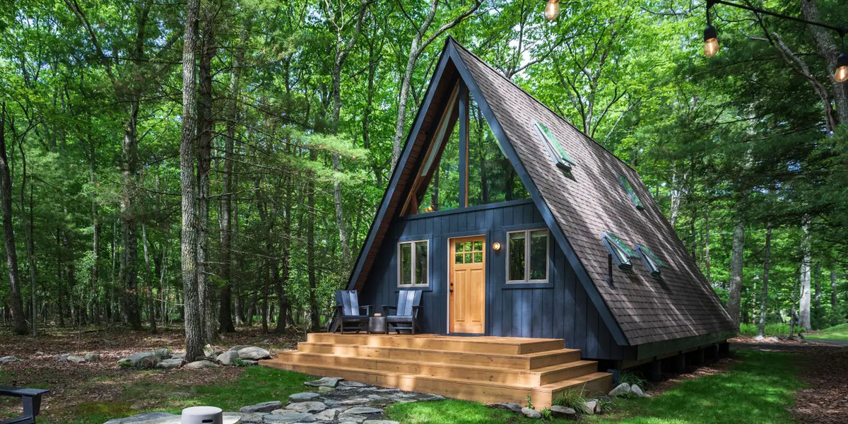 Para projektantów z Nowego Jorku kupiła w sierpniu 2020 r. trójkątną chatkę i domek w stylu górskim w Pensylwanii