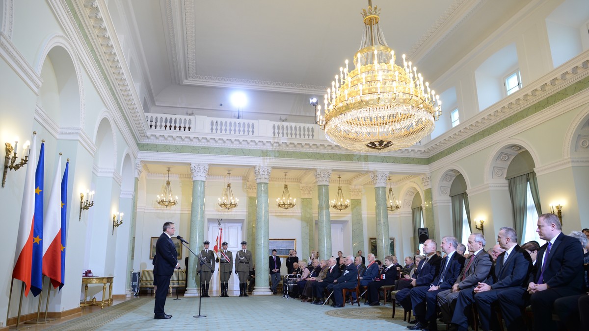 Prezydent Bronisław Komorowski odznaczył kombatantów II wojny światowej zasłużonych dla niepodległości Polski. Krzyżem Komandorskim Orderu Odrodzenia Polski uhonorowany został prezes Światowego Związku Żołnierzy Armii Krajowej Leszek Żukowski.