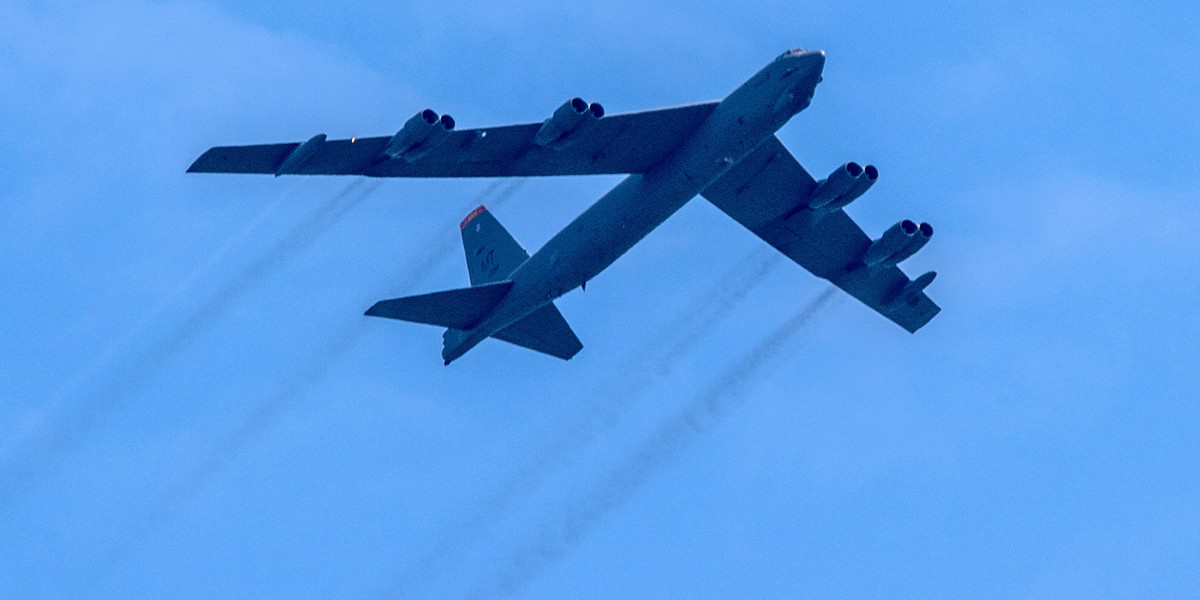 Dziś na Europą pojawił się bombowiec B-52. Ta niezwykła maszyna mogła lecieć z misją specjalną.