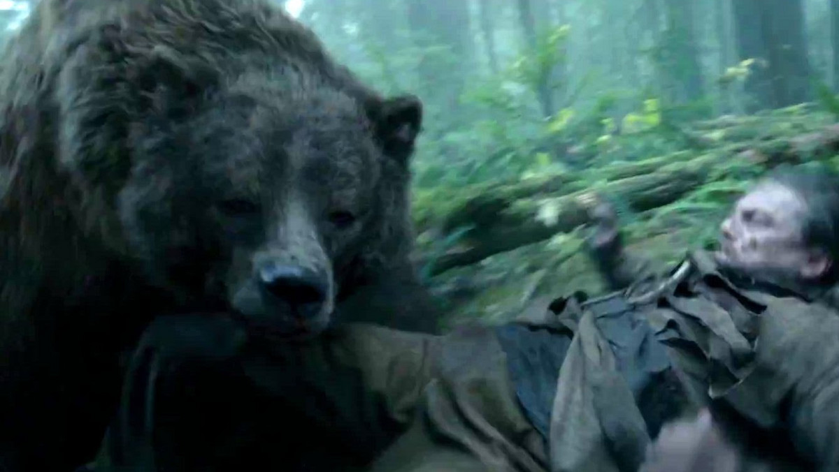 W scenie z filmu "Zjawa", w której widać atak niedźwiedzia na głównego bohatera została odegrana z udziałem prawdziwego aktora. W rolę niedźwiedzia "wcielił się" kaskader Glenn Ennis, który wcześniej pracował między innymi przy takich filmach, jak "Freddy kontra Jason" czy "Watchmen. Strażnicy".