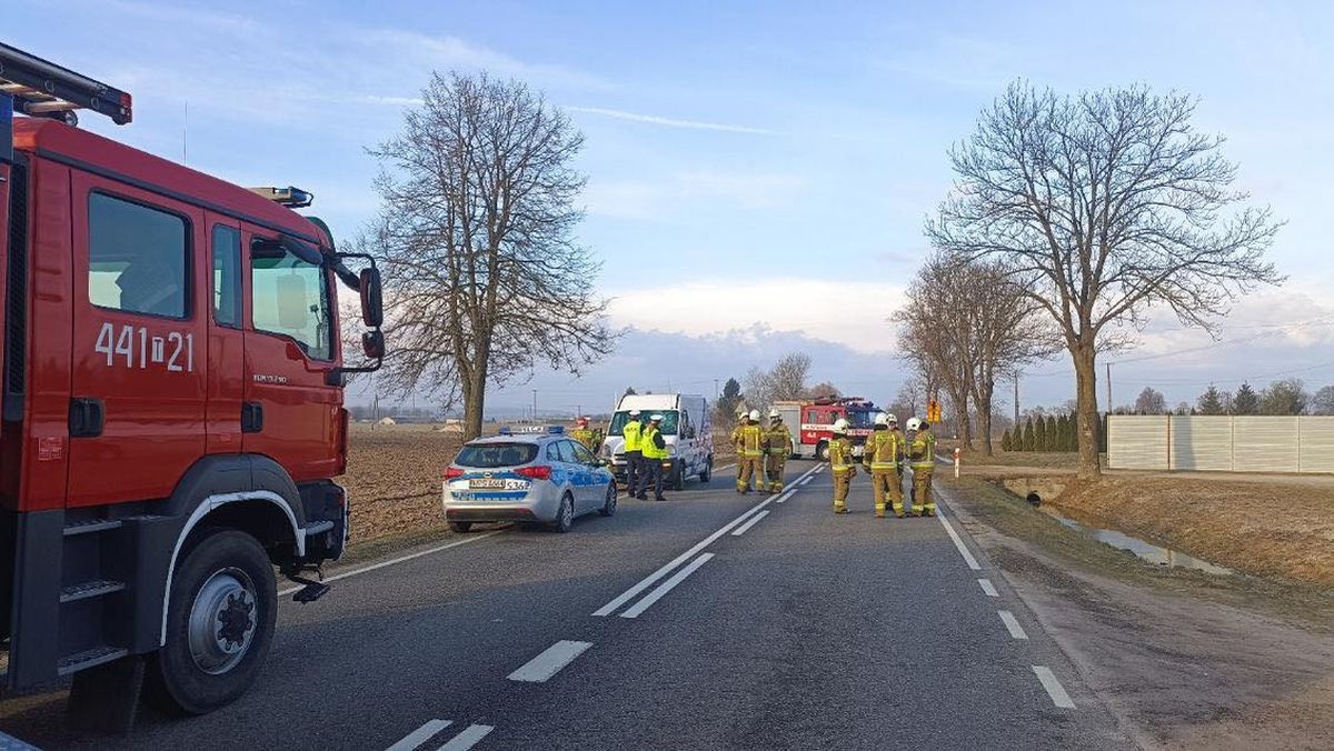 Lód spadający z ciężarówki ranił kierowcę busa